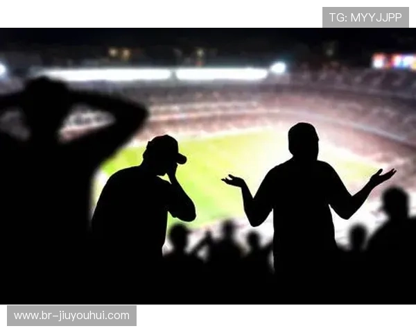 时尚与运动的完美融合 足球联名褂子带你走在潮流前沿 时尚与运动的完美融合 足球联名褂子带你走在潮流前沿