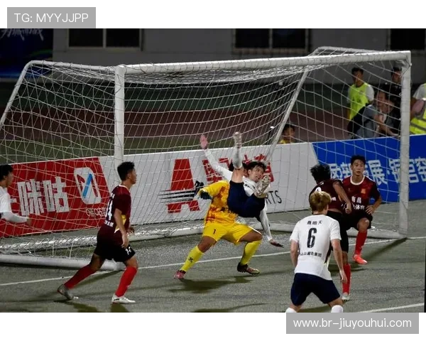 跪地足球精神再燃激情展现团队协作与勇气的无畏时刻